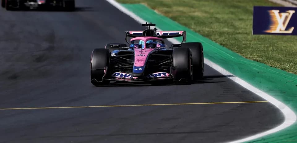 Coche de F1 de Alpine compitiendo en la pista