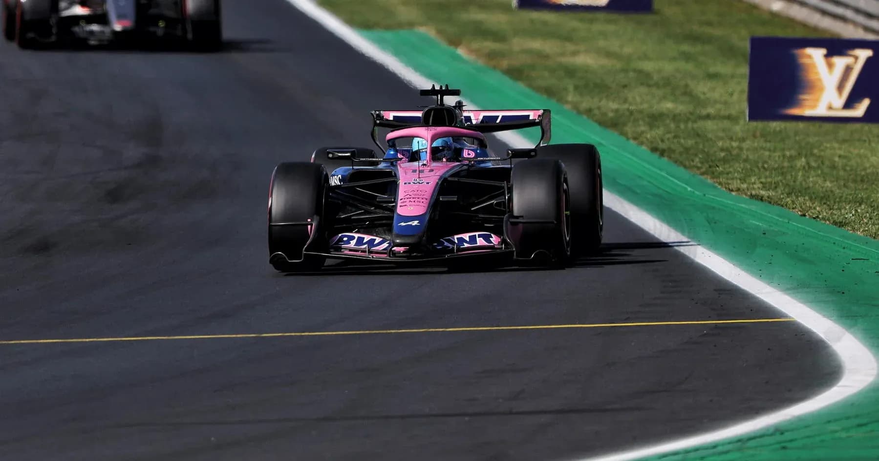 Coche de F1 de Alpine compitiendo en la pista