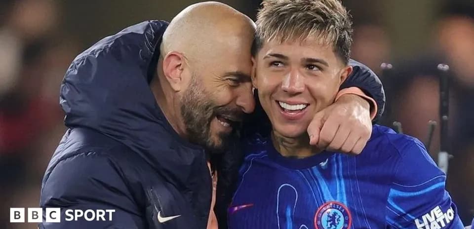 Entrenador y jugador de Chelsea celebrando juntos