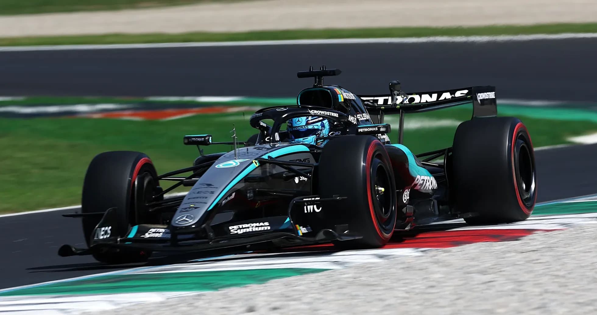 Coche de Fórmula 1 en acción en circuito