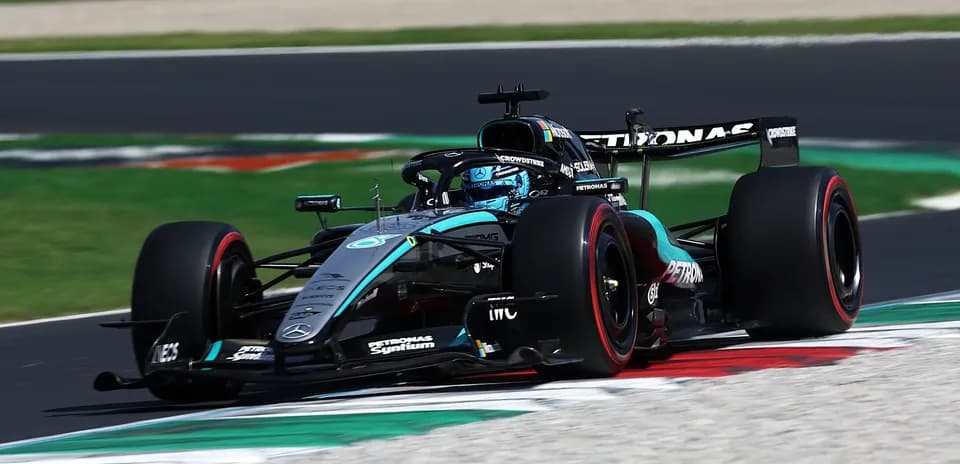 Coche de Fórmula 1 en acción en circuito
