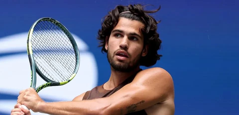 Jugador de tenis preparando un golpe con raqueta