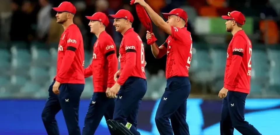 Jugadores de cricket de Inglaterra caminando tras partido