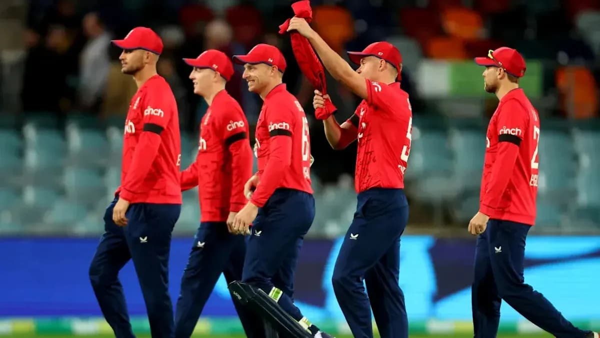 Jugadores de cricket de Inglaterra caminando tras partido