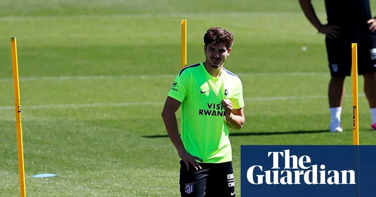 Jugador entrenando en el campo con conos de entrenamiento