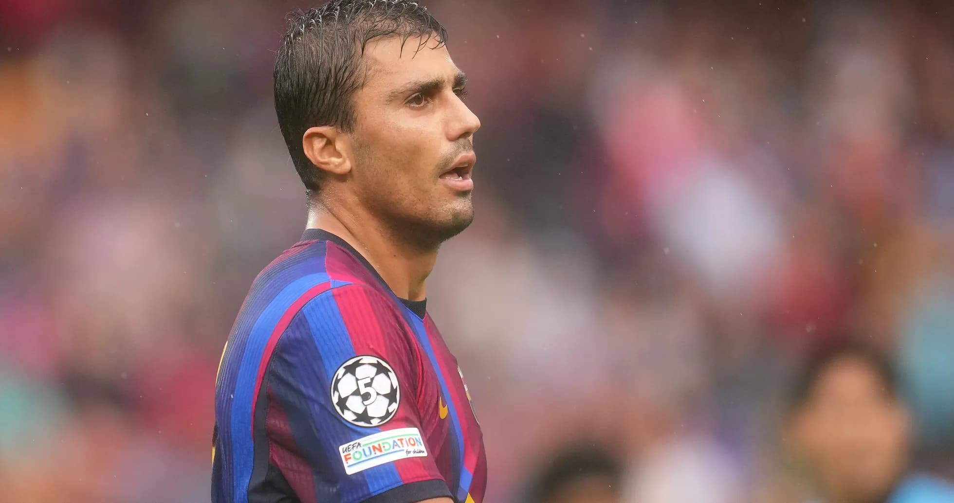 Jugador de Barcelona en acción durante el partido