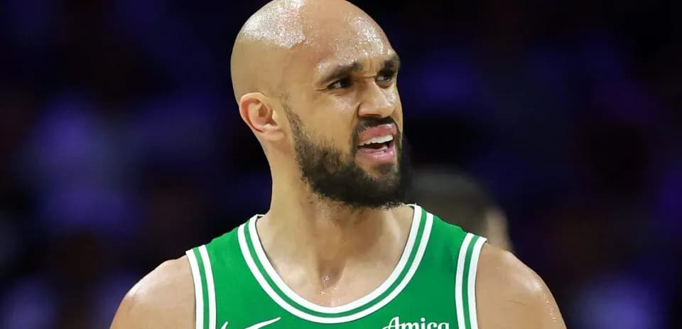 Jugador de baloncesto con camiseta verde en juego