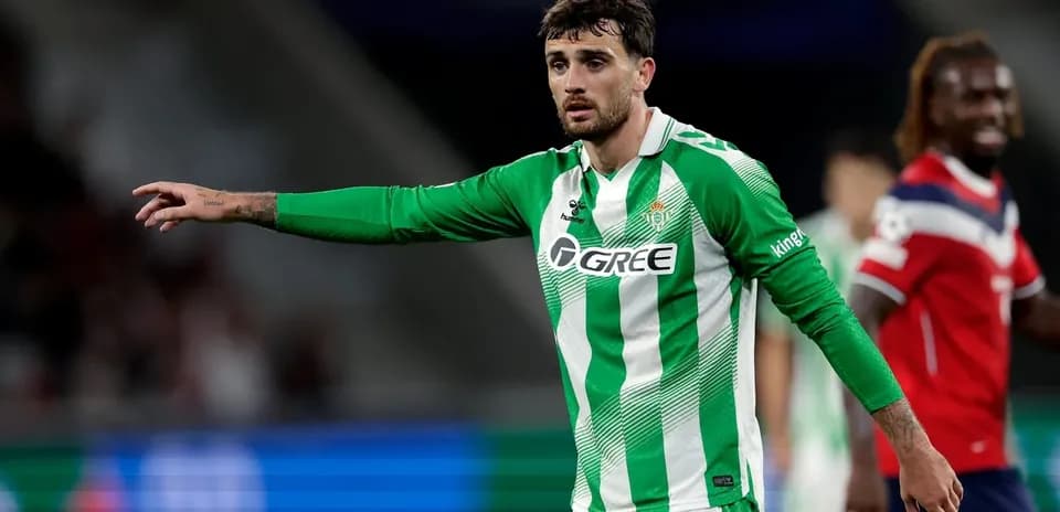 Jugador de Betis gesticulando en el campo de juego