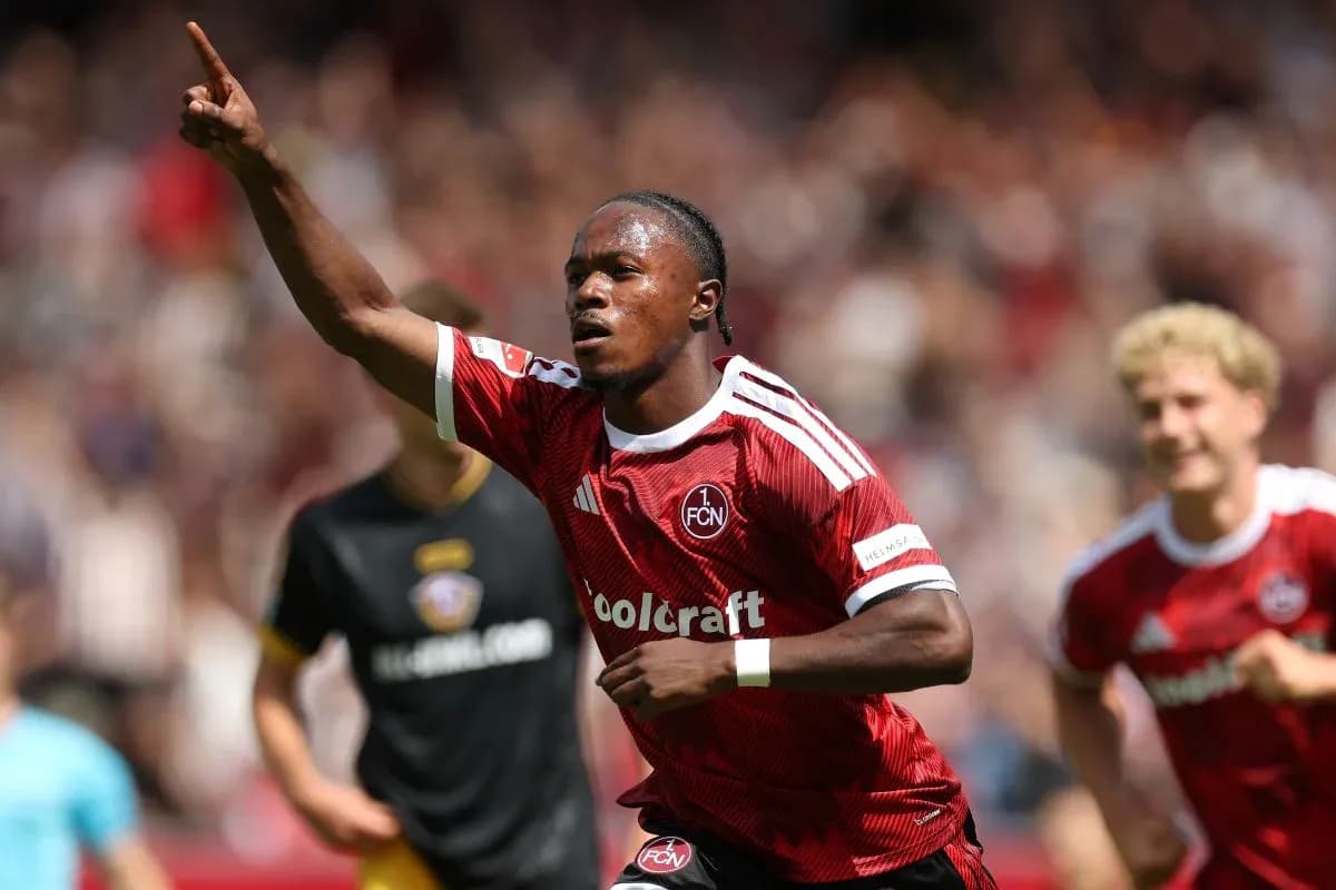 Jugador de FCN celebra un gol durante el partido