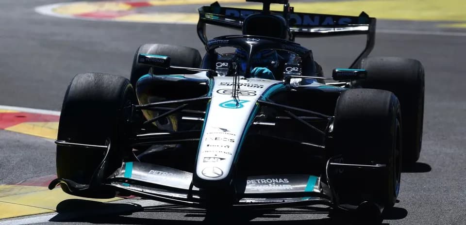 Coche de Fórmula 1 de Mercedes en la pista