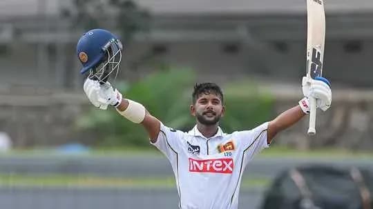 Jugador de cricket levantando el bate y casco