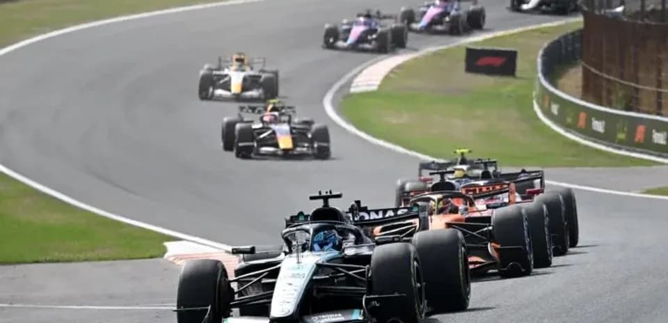 Varios coches de Fórmula 1 en una curva de pista