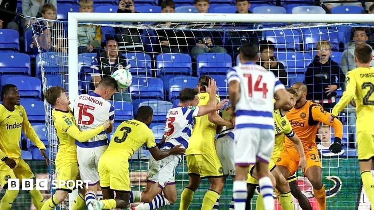 Jugadores disputando un tiro de esquina en el partido