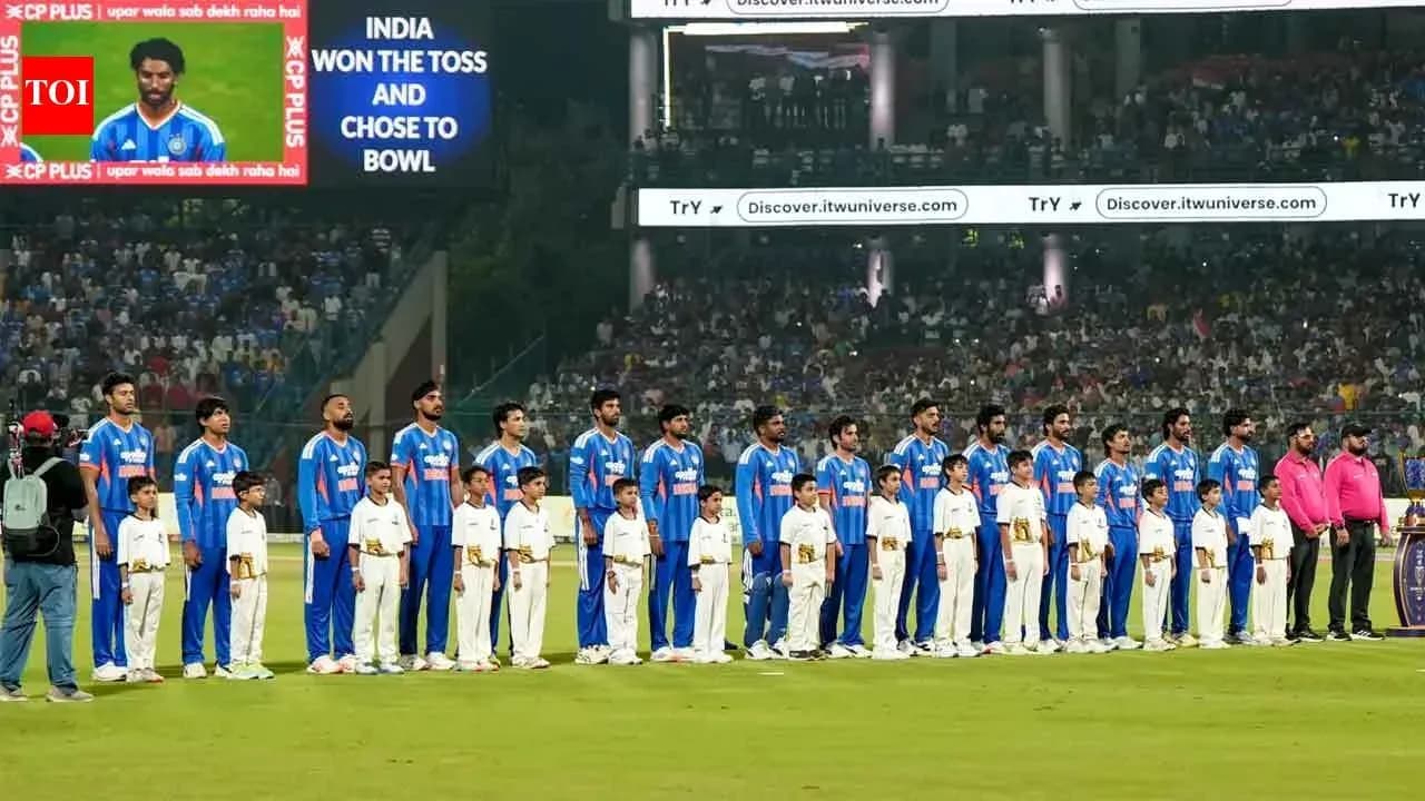 Jugadores de cricket de India alineados antes del partido