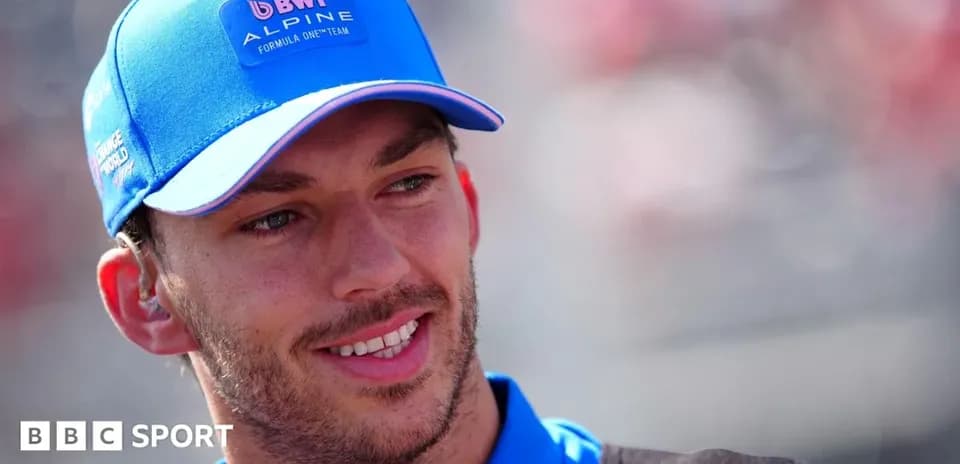 Piloto de Fórmula 1 con gorra de Alpine sonriendo