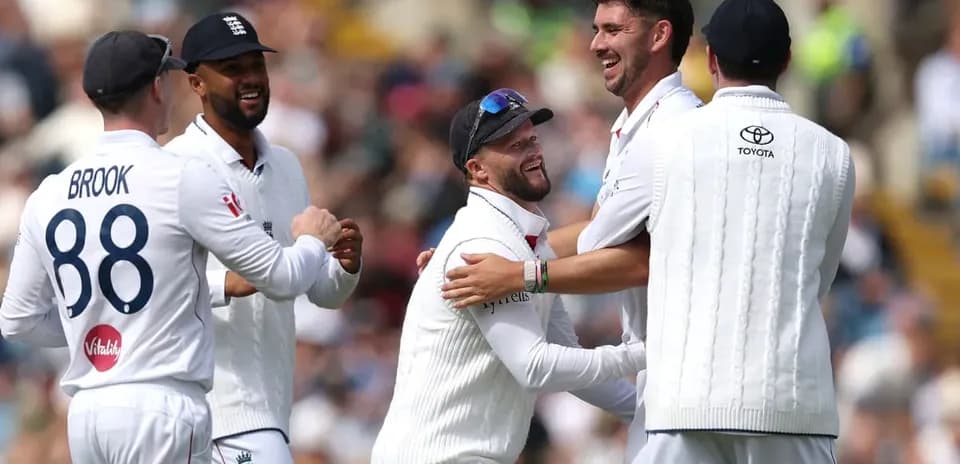Jugadores de cricket celebrando una wicket en el campo