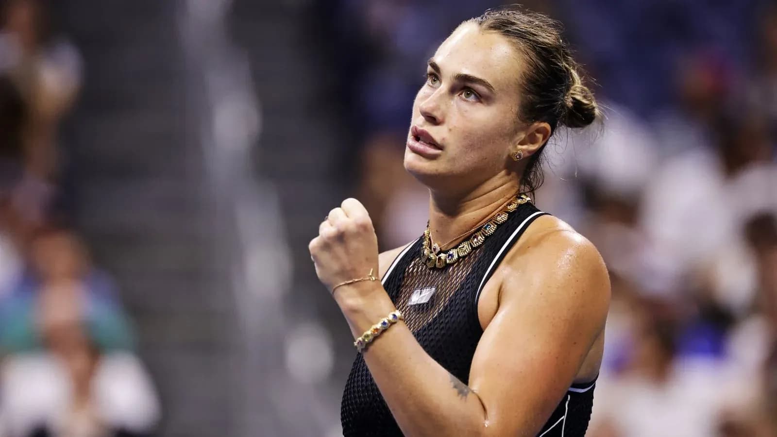 Jugadora de tenis celebrando un punto en partido