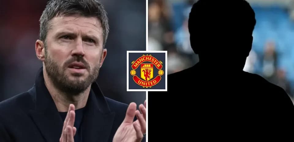 Michael Carrick gesticulando junto al logo de Manchester United