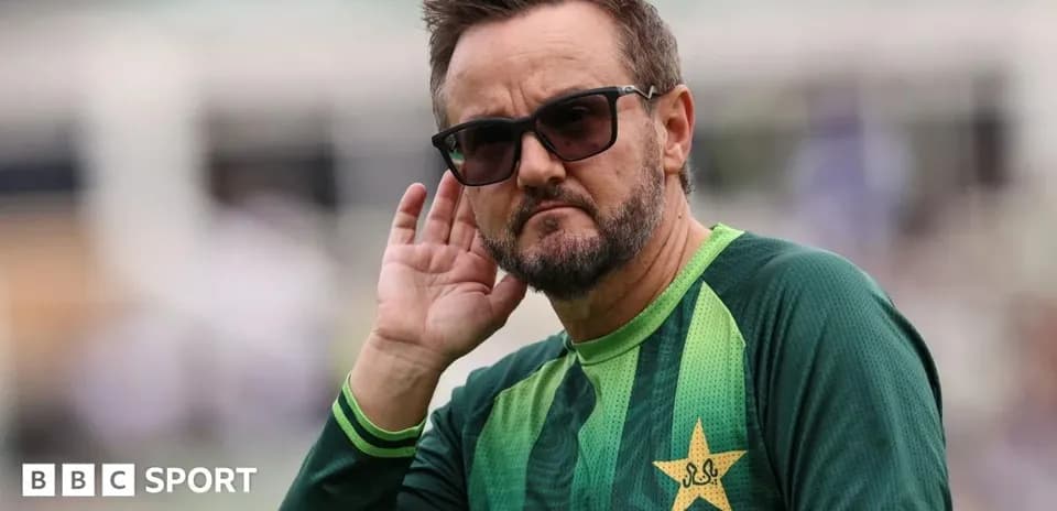 Entrenador de Pakistán escuchando durante la práctica