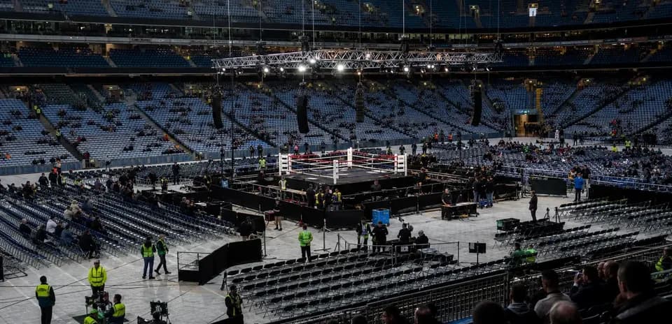 Ring de boxeo montado en estadio vacío