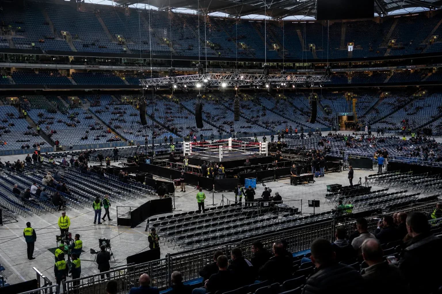 Ring de boxeo montado en estadio vacío