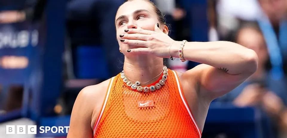 Jugadora de tenis con blusa naranja saludando al público
