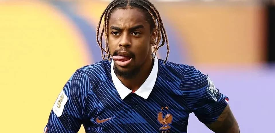 Jugador de Francia corriendo con balón en el campo