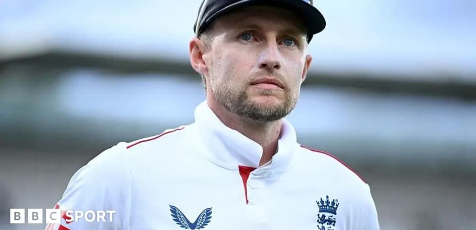 Jugador de cricket con uniforme de Inglaterra en campo