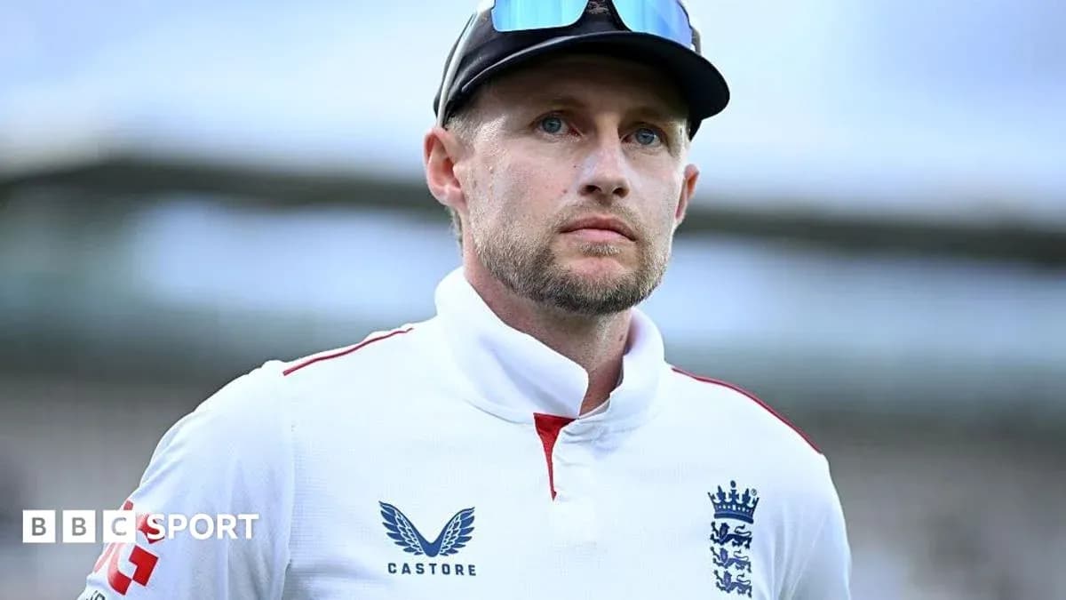 Jugador de cricket con uniforme de Inglaterra en campo