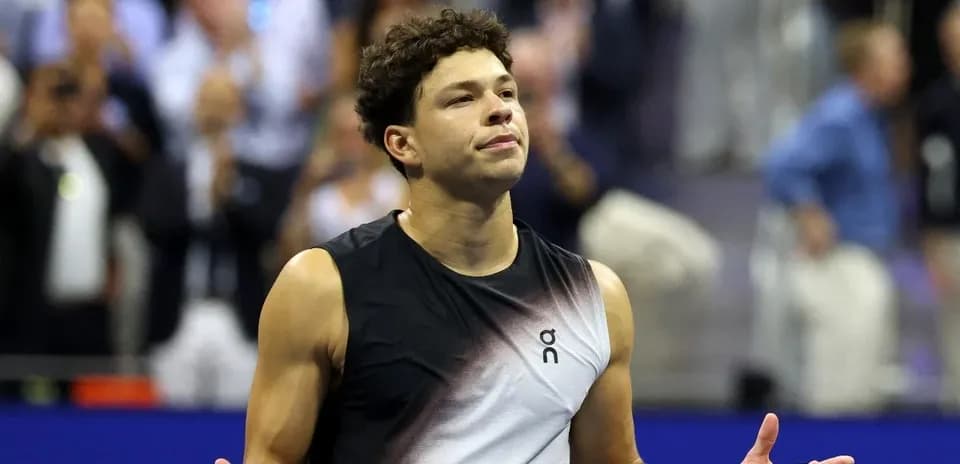 Jugador de tenis reaccionando en la cancha
