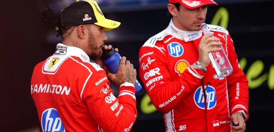 Dos pilotos bebiendo agua en la pista