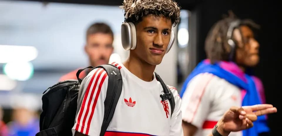 Jugador entrando con auriculares en vestuario
