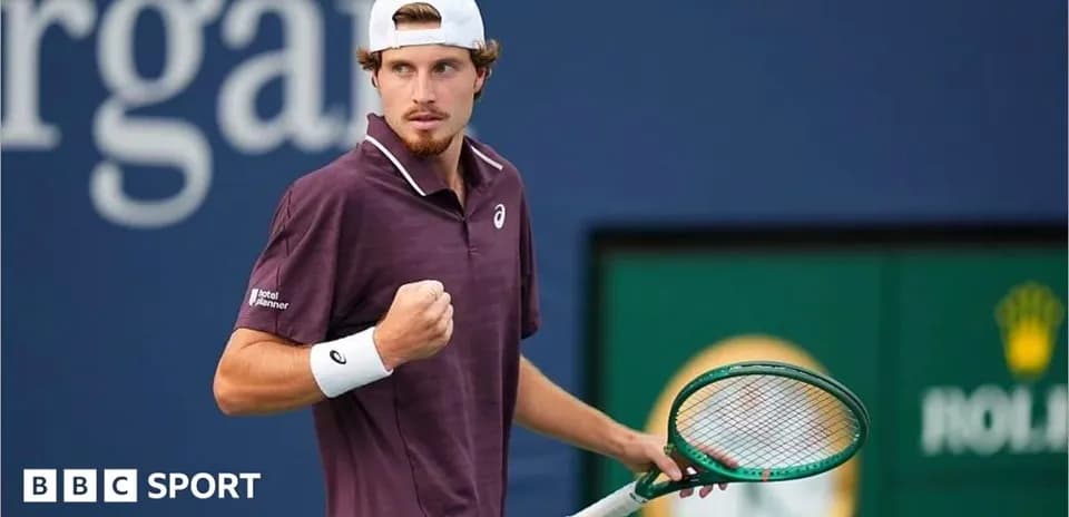 Jugador de tenis celebrando con raqueta en mano