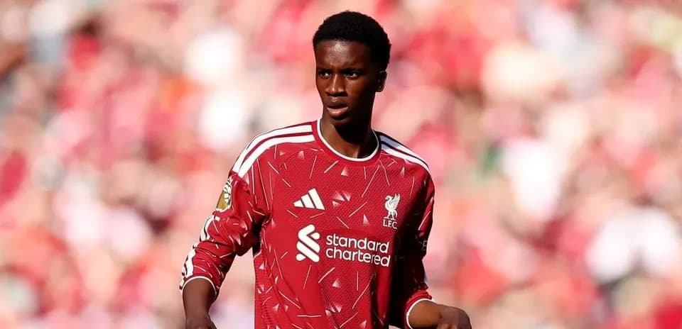 Jugador de Liverpool en uniforme rojo en el campo