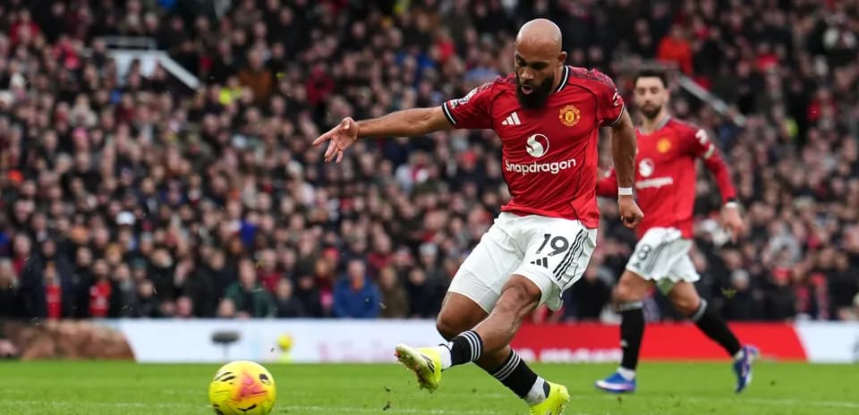 Jugador de Manchester United pateando el balón
