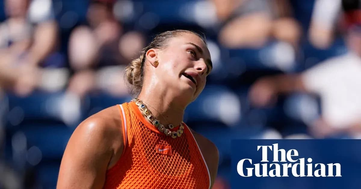 Jugadora de tenis en acción durante un partido