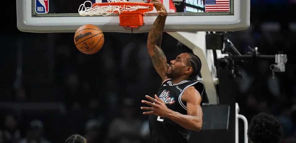 Jugador de los Clippers realizando un mate en el aro
