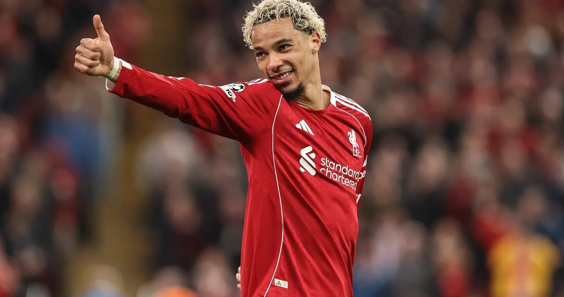 Jugador de Liverpool sonriendo y dando un pulgar arriba