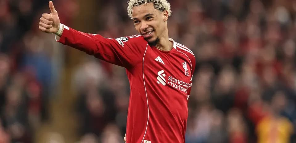 Jugador de Liverpool sonriendo y dando un pulgar arriba