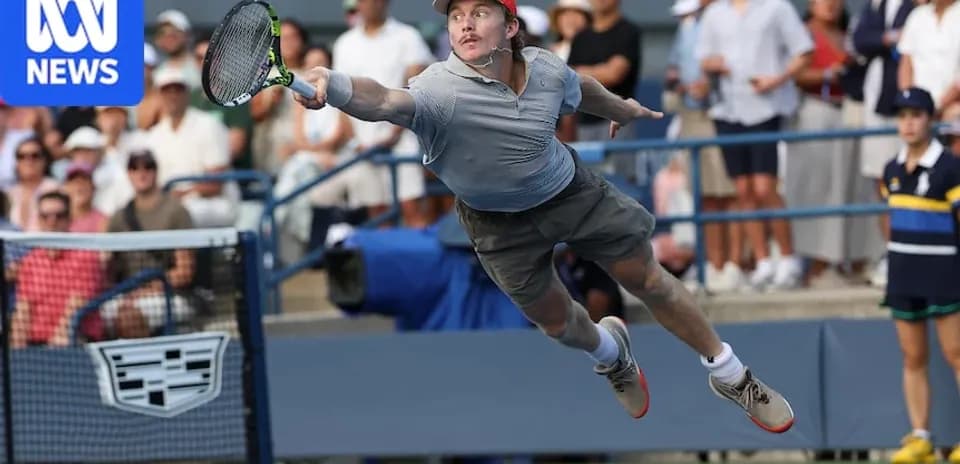 Jugador de tenis saltando para devolver la pelota