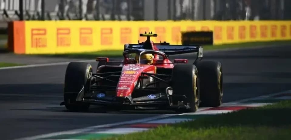 Coche de Fórmula 1 en la pista de Monza