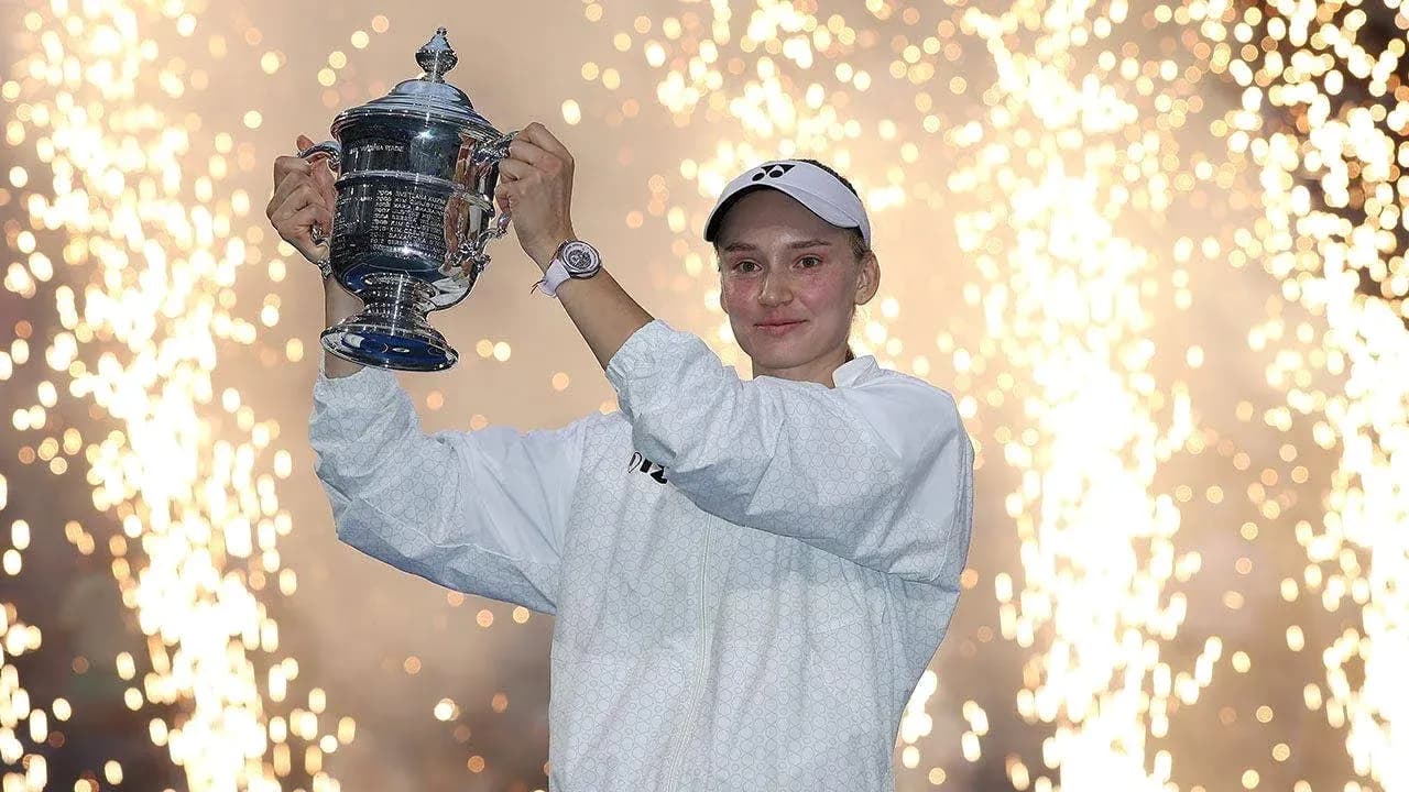 Jugadora levantando trofeo con fuegos artificiales de fondo