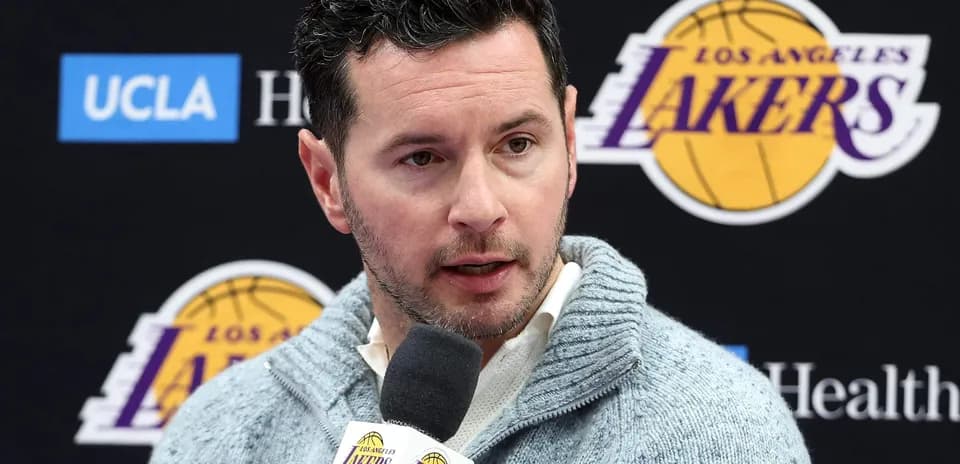 Ejecutivo hablando en conferencia de prensa de Lakers