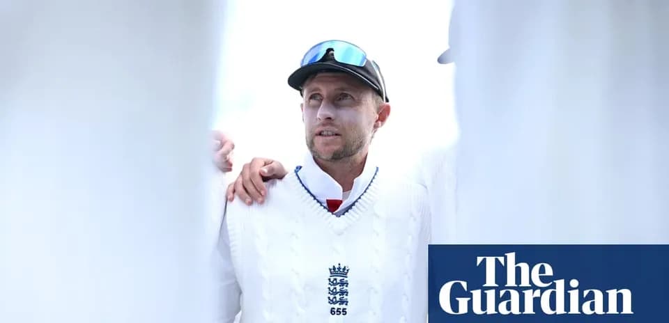 Jugador de cricket en uniforme blanco durante ceremonia