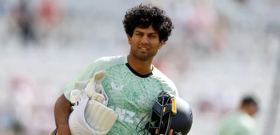 Jugador de cricket llevando guantes y casco