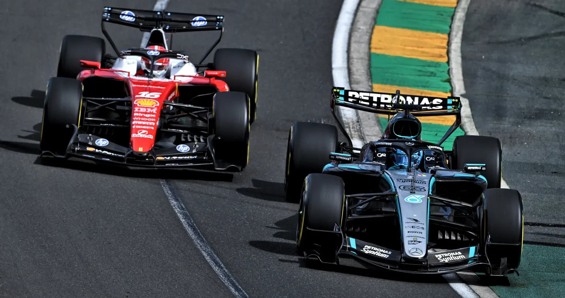 Dos coches de Fórmula 1 compitiendo en curva