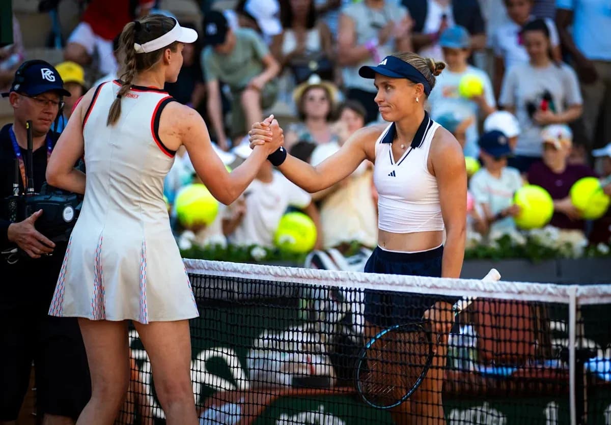 Jugadoras dándose la mano tras el partido de tenis