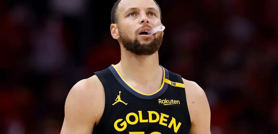 Jugador de baloncesto de Golden State Warriors en acción