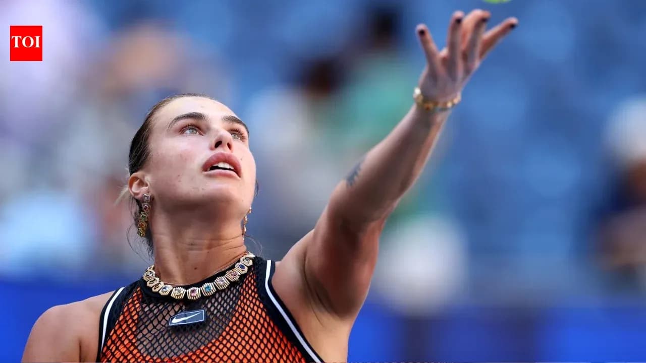 Jugadora de tenis sirviendo en un partido