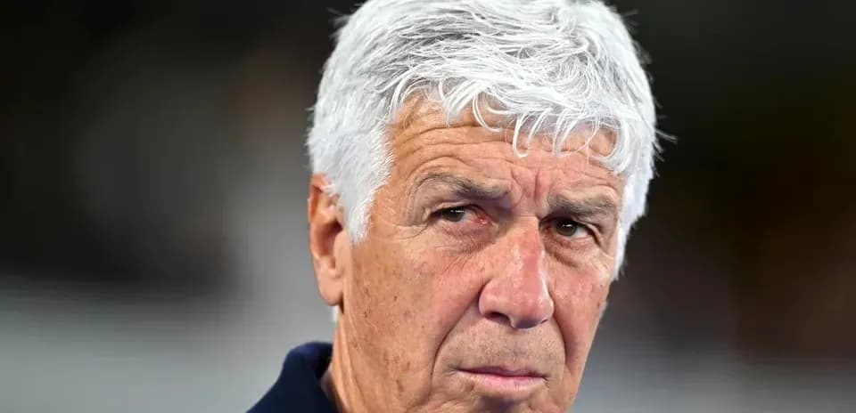 Entrenador observando durante un partido de fútbol